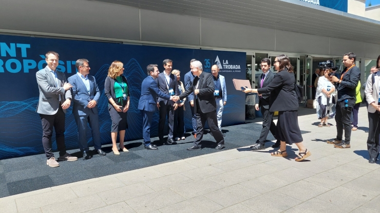 El coprínce episcopal, Joan-Enric Vives, saluda el president de la Generalitat, Pere Aragonès, moments abans de la fotografia conjunta d'autoritats.